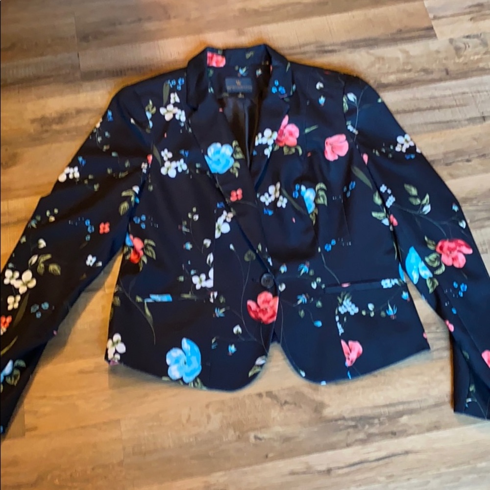 Women’s pretty floral blazer. Size medium